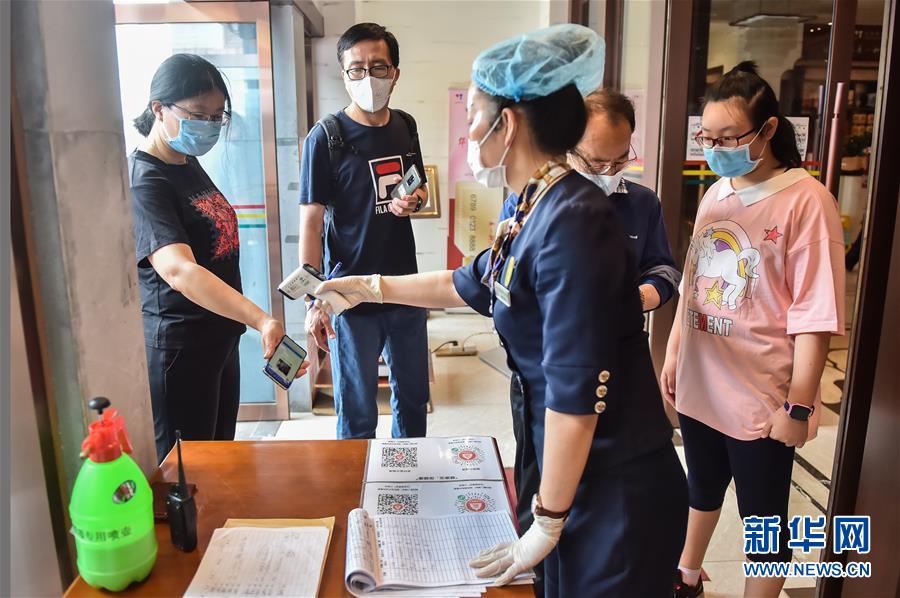 （圖文互動）（1）北京節(jié)日市場復(fù)工忙、人氣旺