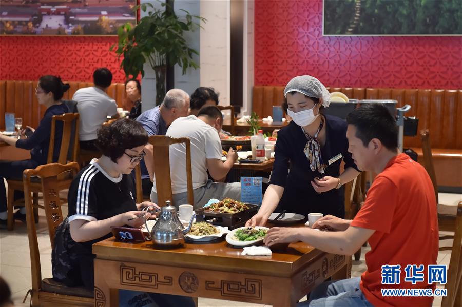 （圖文互動）（3）北京節(jié)日市場復(fù)工忙、人氣旺