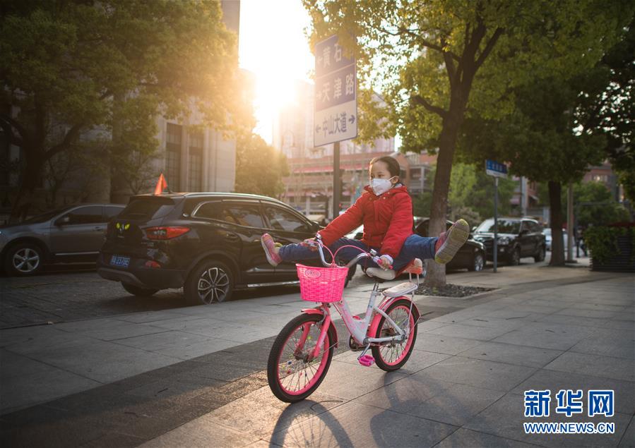 （在習(xí)近平新時(shí)代中國(guó)特色社會(huì)主義思想指引下——新時(shí)代新作為新篇章·習(xí)近平總書(shū)記關(guān)切事·圖文互動(dòng)）（1）疫情防控不減壓　復(fù)工復(fù)產(chǎn)正加速——武漢“解封”滿月觀察