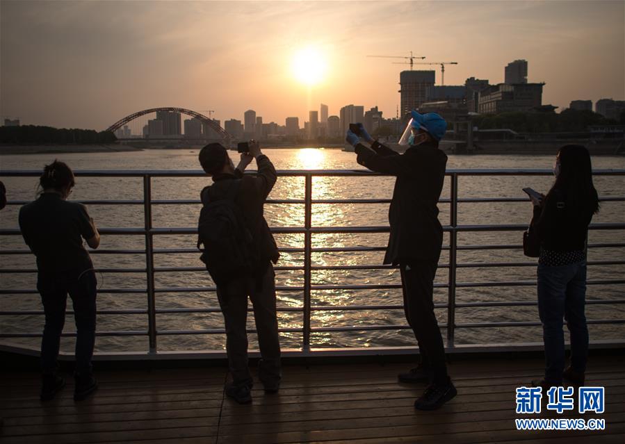（在習(xí)近平新時(shí)代中國(guó)特色社會(huì)主義思想指引下——新時(shí)代新作為新篇章·習(xí)近平總書(shū)記關(guān)切事·圖文互動(dòng)）（9）疫情防控不減壓　復(fù)工復(fù)產(chǎn)正加速——武漢“解封”滿月觀察