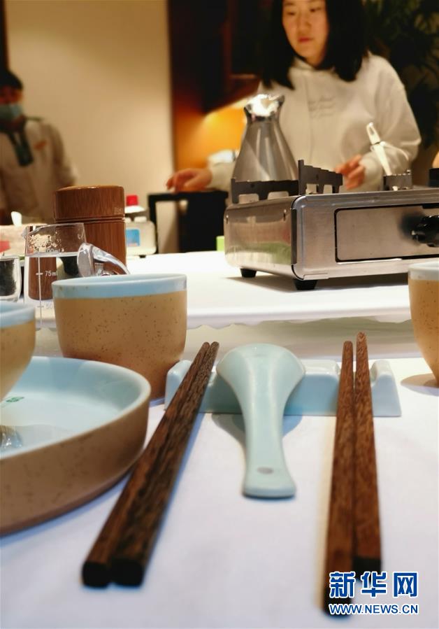 （圖文互動）&ldquo;公筷公勺&rdquo;上桌難在哪？&mdash;&mdash;長沙市部分餐飲場所見聞