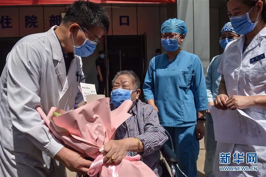 （新華全媒頭條·圖文互動）（1）“始終把人民群眾生命安全和身體健康放在第一位”——中國抗疫彰顯“生命至上、人民至上”理念