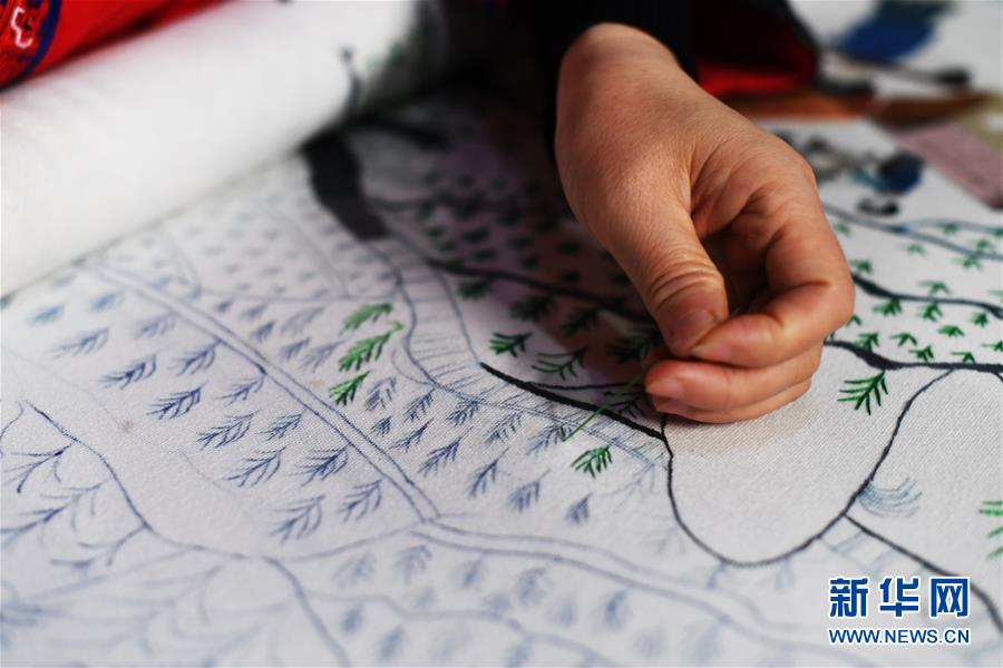 （兩會人物·圖文互動(dòng)）（2）帶娃、賺錢兩不誤——一位農(nóng)民工代表眼中的脫貧新工作