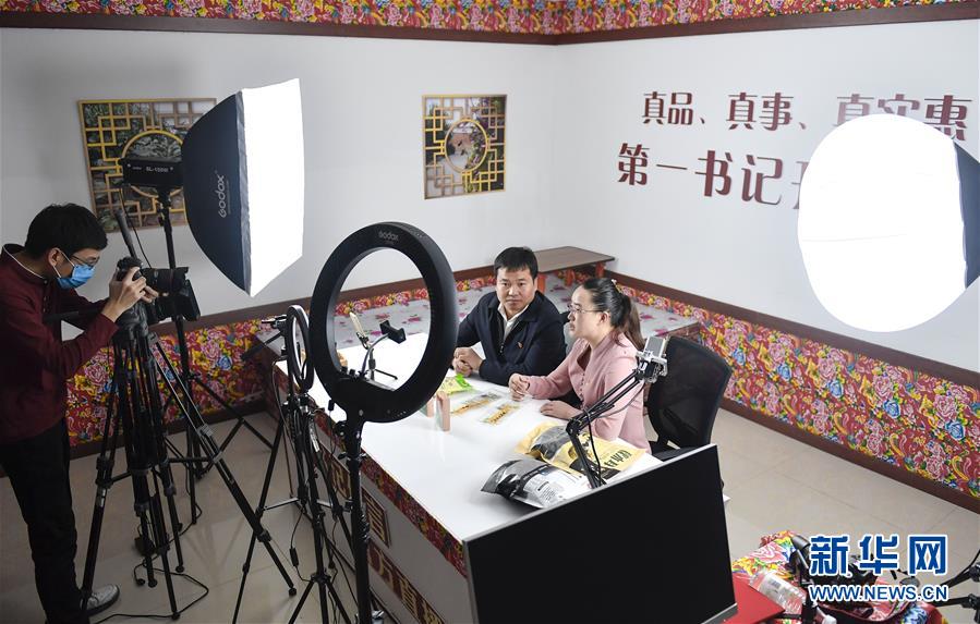 （在習(xí)近平新時(shí)代中國(guó)特色社會(huì)主義思想指引下&mdash;&mdash;新時(shí)代新作為新篇章&middot;習(xí)近平總書記關(guān)切事&middot;圖文互動(dòng)）（2）&ldquo;電&rdquo;亮脫貧致富路&mdash;&mdash;脫貧攻堅(jiān)戰(zhàn)中的電商故事