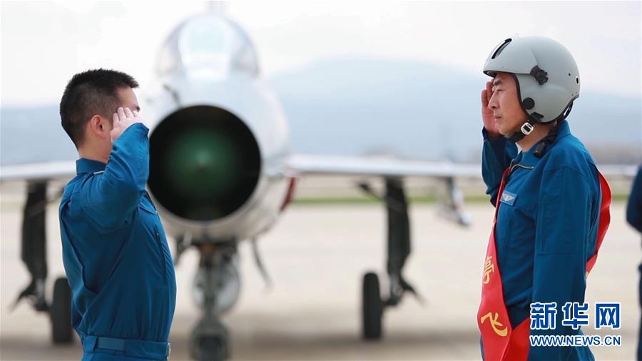 （圖文互動）（8）5290小時！中國空軍殲擊機飛行紀(jì)錄保持者光榮停飛