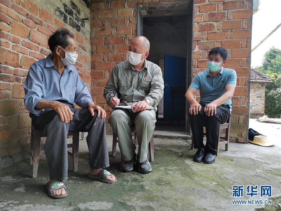 （決戰(zhàn)決勝脫貧攻堅&middot;圖文互動）（2）駐村第一書記當起&ldquo;蝦農&rdquo;&ldquo;牛倌&rdquo;