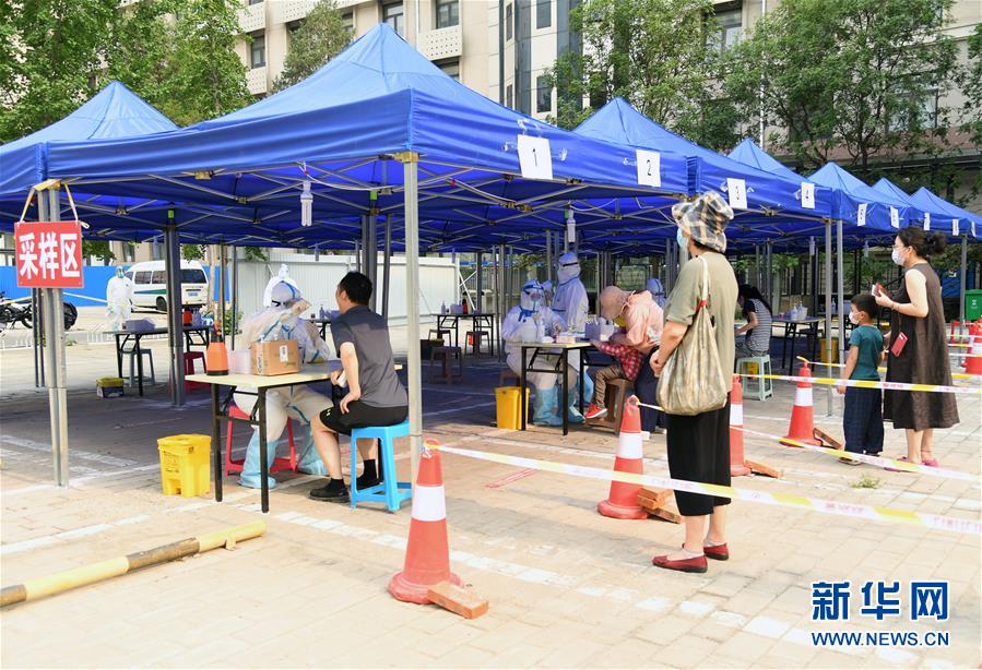 （新華全媒頭條·圖文互動）（4）構(gòu)筑守護(hù)城市、守護(hù)生命的堅(jiān)強(qiáng)防線——北京開展大規(guī)模核酸檢測