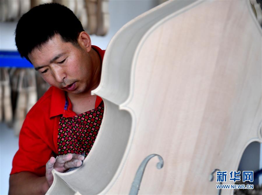 （走向我們的小康生活·圖文互動(dòng)）（4）放下鋤頭，卻撥動(dòng)命運(yùn)的琴弦