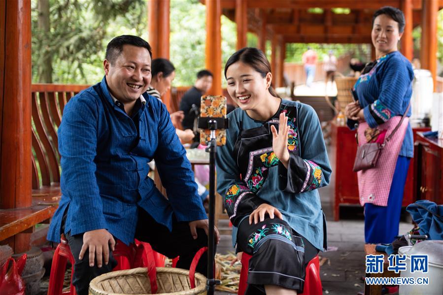 （新華全媒頭條·走向我們的小康生活·圖文互動）（10）那山，那人，那苗寨——十八洞村三代人的奮斗史
