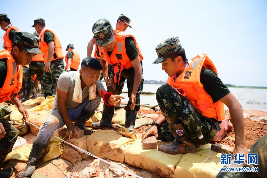 （防汛抗洪·圖文互動）（2）洪水不退，子弟兵誓死不退——解放軍和武警部隊官兵參與洪澇災(zāi)害搶險救援記事