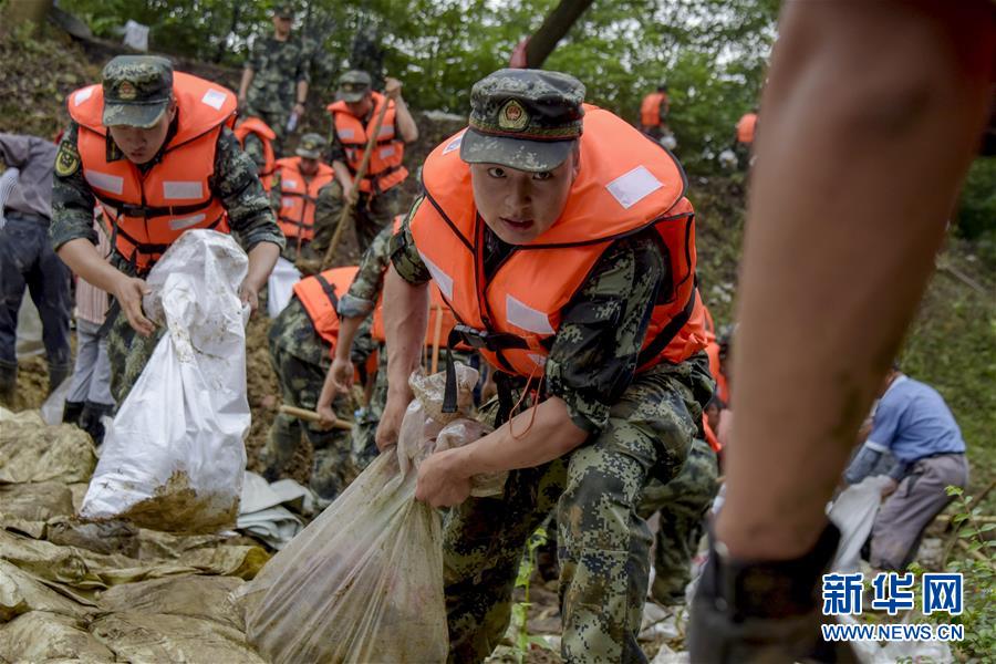 （防汛抗洪·圖文互動）（6）洪水不退，子弟兵誓死不退——解放軍和武警部隊官兵參與洪澇災(zāi)害搶險救援記事