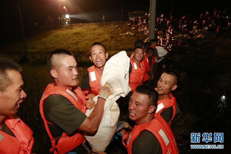 （防汛抗洪·圖文互動）（8）洪水不退，子弟兵誓死不退——解放軍和武警部隊官兵參與洪澇災(zāi)害搶險救援記事
