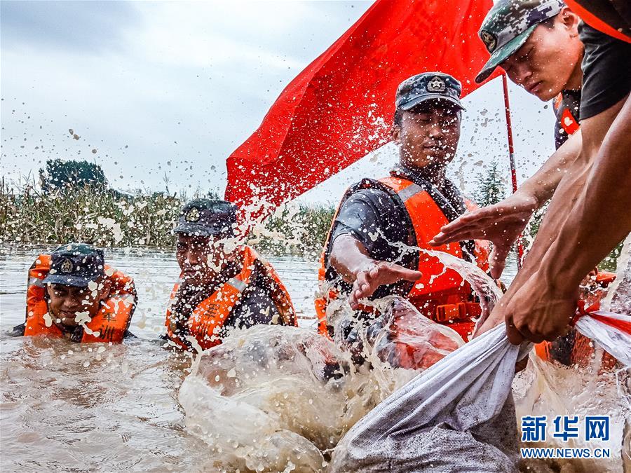 （防汛抗洪·圖文互動）（9）洪水不退，子弟兵誓死不退——解放軍和武警部隊官兵參與洪澇災(zāi)害搶險救援記事
