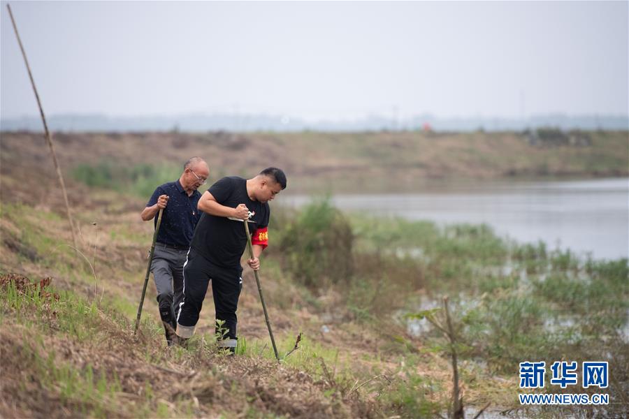 （防汛抗洪·圖文互動(dòng)）（1）在大堤上成長，為人民守護(hù)——洪水中的青年“生力軍”