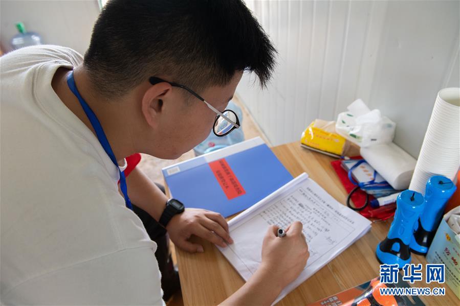 （防汛抗洪·圖文互動(dòng)）（4）在大堤上成長，為人民守護(hù)——洪水中的青年“生力軍”