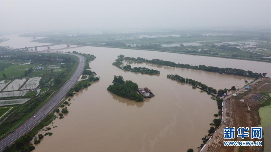 （防汛抗洪·圖文互動）（1）洪水來襲，銅鑼聲在千年古鎮(zhèn)的雨夜響起