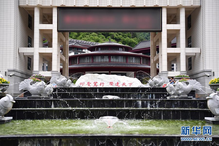 （新華視點·圖文互動）（3）學(xué)校建漂亮點本無錯，為何這所“豪華中學(xué)”讓人困惑？