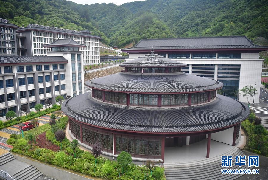 （新華視點·圖文互動）（4）學(xué)校建漂亮點本無錯，為何這所“豪華中學(xué)”讓人困惑？