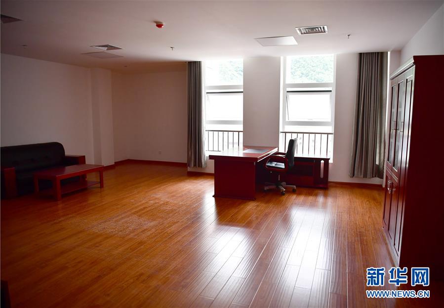 （新華視點·圖文互動）（6）學(xué)校建漂亮點本無錯，為何這所“豪華中學(xué)”讓人困惑？