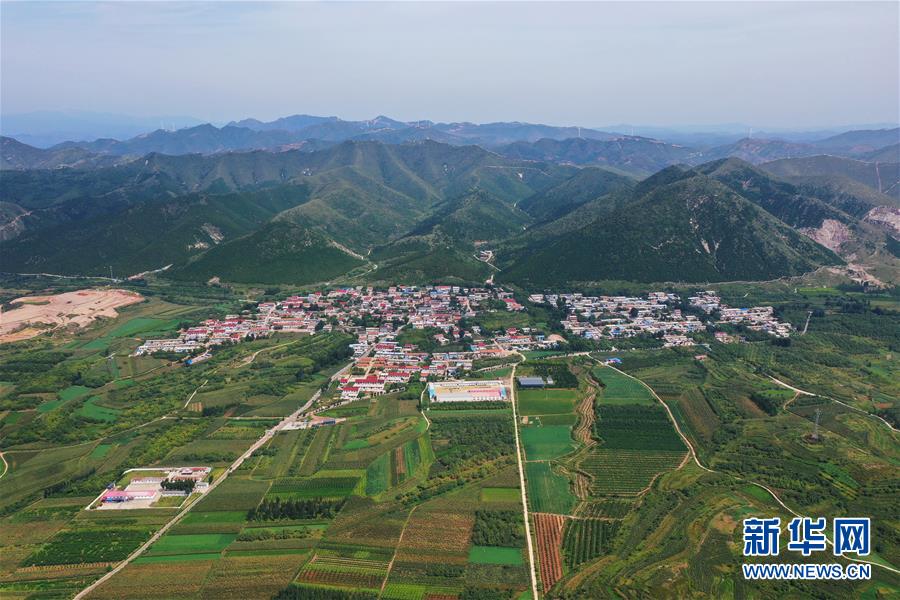 （新華全媒頭條·走向我們的小康生活·圖文互動(dòng)）（13）長(zhǎng)城腳下，小康村串成“珍珠鏈”