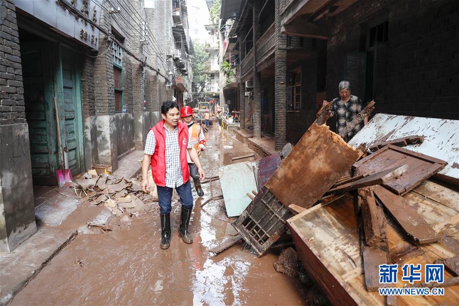 （在習(xí)近平新時(shí)代中國(guó)特色社會(huì)主義思想指引下&mdash;&mdash;新時(shí)代新作為新篇章&middot;習(xí)近平總書記關(guān)切事&middot;圖文互動(dòng)）（4）洪峰浪尖，鮮紅的黨旗高高飄揚(yáng)&mdash;&mdash;記防汛抗洪一線的共產(chǎn)黨員