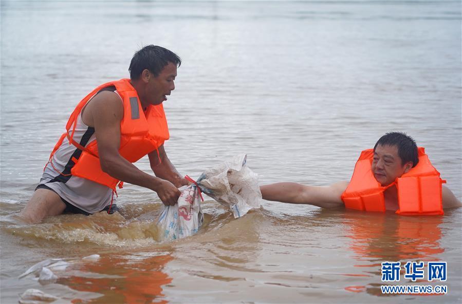 （在習(xí)近平新時(shí)代中國(guó)特色社會(huì)主義思想指引下&mdash;&mdash;新時(shí)代新作為新篇章&middot;習(xí)近平總書記關(guān)切事&middot;圖文互動(dòng)）（5）洪峰浪尖，鮮紅的黨旗高高飄揚(yáng)&mdash;&mdash;記防汛抗洪一線的共產(chǎn)黨員
