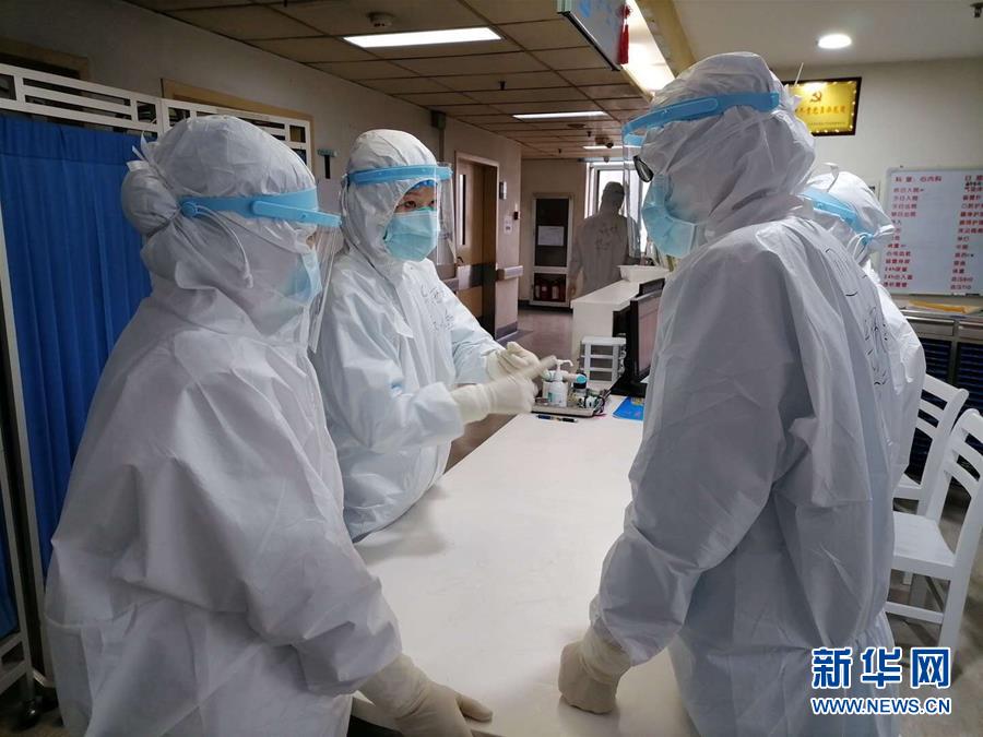 （抗疫一線醫(yī)務(wù)人員英雄群體·圖文互動）（3）“救治危重病人，我們拼盡全力”——記四川大學華西醫(yī)院援鄂重癥救治醫(yī)療隊