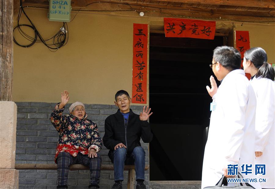 （習(xí)近平的小康故事·新華網(wǎng)·圖文互動(dòng)）（6）“真正解決好基層群眾看病難、看病貴問題”——習(xí)近平和群眾健康的故事