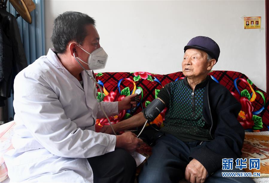 （習(xí)近平的小康故事·新華網(wǎng)·圖文互動(dòng)）（2）“真正解決好基層群眾看病難、看病貴問題”——習(xí)近平和群眾健康的故事