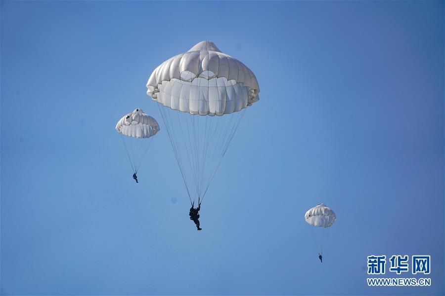 （在習(xí)近平強(qiáng)軍思想指引下&middot;我們?cè)趹?zhàn)位報(bào)告&middot;圖文互動(dòng)）（2）朵朵傘花綻放，勝戰(zhàn)精兵天降&mdash;&mdash;空降兵部隊(duì)某旅教導(dǎo)員余海龍帶領(lǐng)官兵傳承黃繼光精神記事