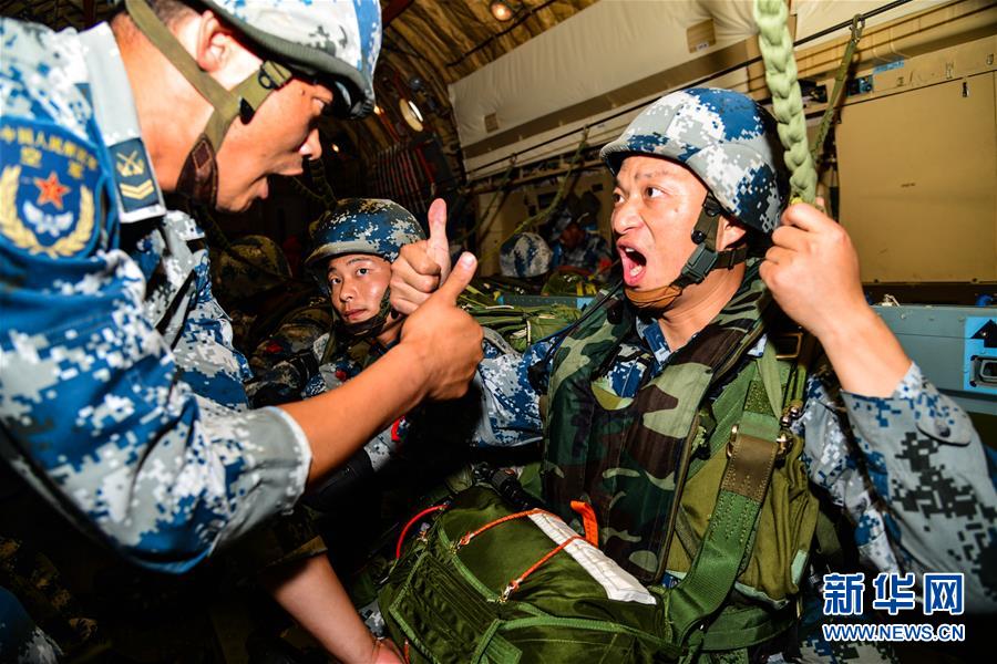 （在習(xí)近平強(qiáng)軍思想指引下&middot;我們?cè)趹?zhàn)位報(bào)告&middot;圖文互動(dòng)）（3）朵朵傘花綻放，勝戰(zhàn)精兵天降&mdash;&mdash;空降兵部隊(duì)某旅教導(dǎo)員余海龍帶領(lǐng)官兵傳承黃繼光精神記事