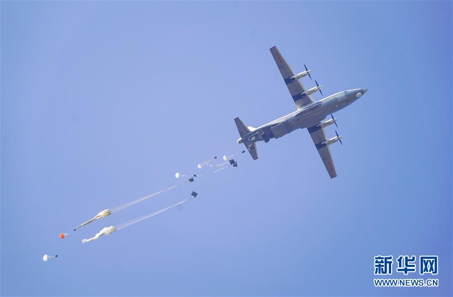 （在習(xí)近平強(qiáng)軍思想指引下&middot;我們?cè)趹?zhàn)位報(bào)告&middot;圖文互動(dòng)）（4）朵朵傘花綻放，勝戰(zhàn)精兵天降&mdash;&mdash;空降兵部隊(duì)某旅教導(dǎo)員余海龍帶領(lǐng)官兵傳承黃繼光精神記事