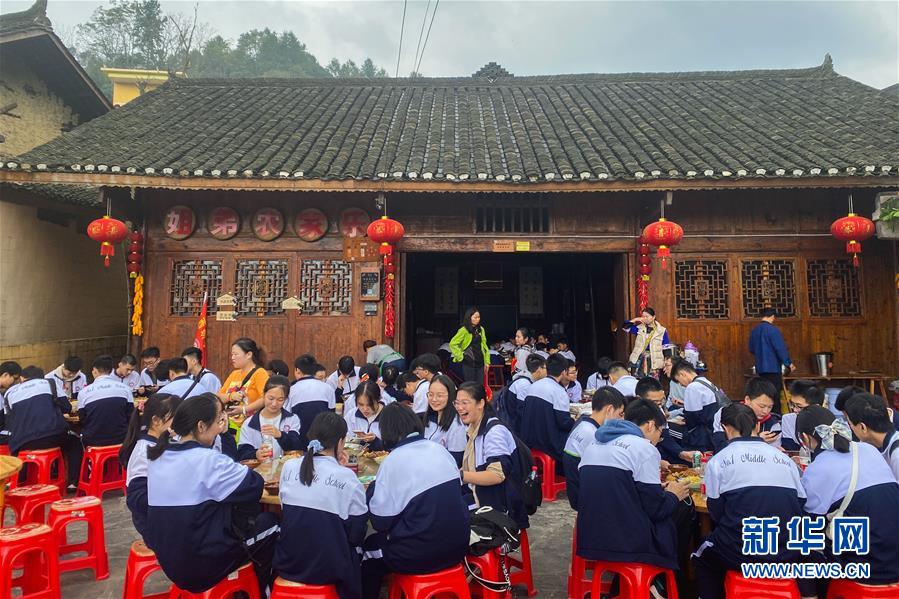 （在習近平新時代中國特色社會主義思想指引下——新時代新作為新篇章·習近平總書記關切事·圖文互動）（2）精準扶貧7年，十八洞村“長”出10余種新職業(yè)