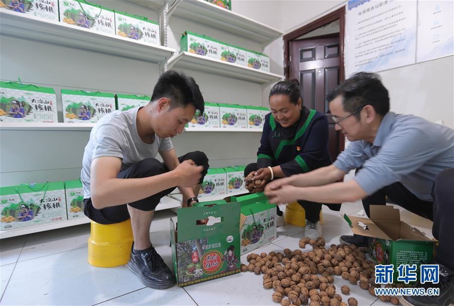 （代表委員履職）（7）全國(guó)人大代表吉克石烏：創(chuàng)建&ldquo;四好&rdquo;挑起脫貧大梁