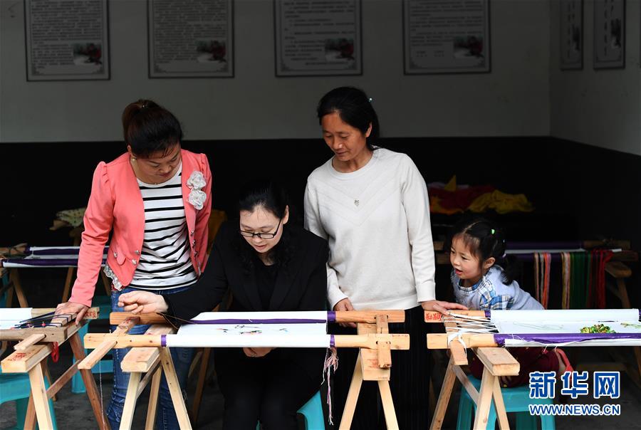 （兩會人物·圖文互動）（1）帶娃、賺錢兩不誤——一位農(nóng)民工代表眼中的脫貧新工作