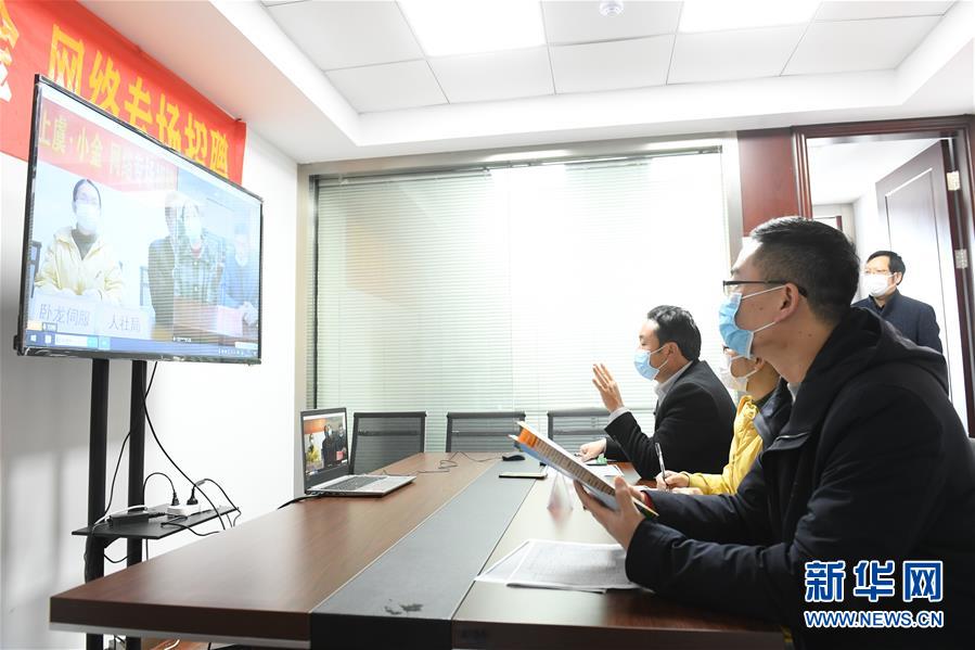 （新華全媒頭條·圖文互動(dòng)）（18）從人民中汲取磅礴力量——習(xí)近平總書記同出席2020年全國(guó)兩會(huì)人大代表、政協(xié)委員共商國(guó)是紀(jì)實(shí)