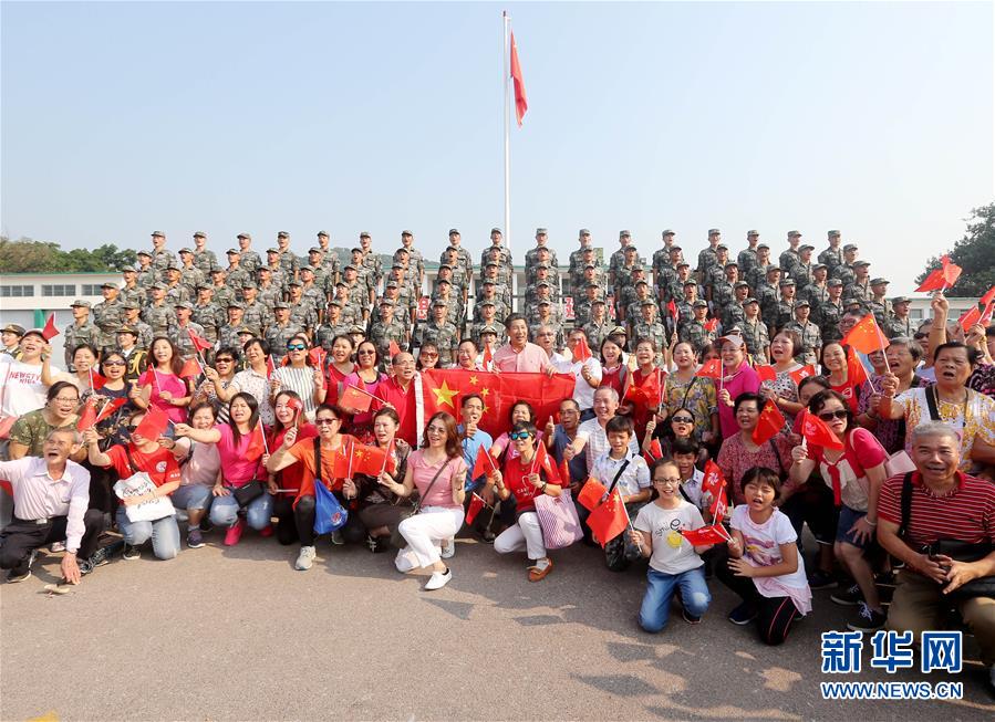 （圖文互動）（4）“我和我的祖國，一刻也不能分割”——解放軍駐香港部隊與市民共同慶祝國慶70周年見聞