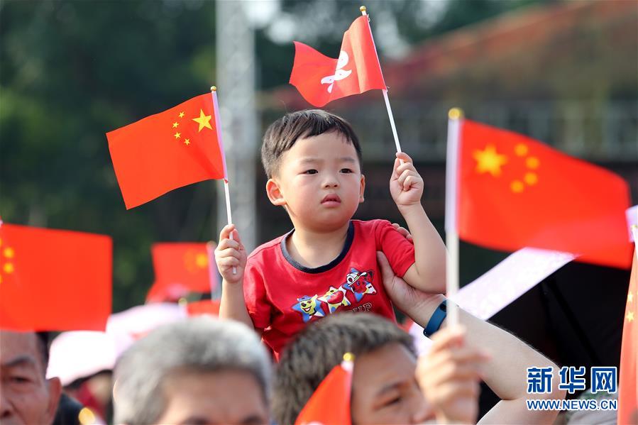 （圖文互動）（2）“我和我的祖國，一刻也不能分割”——解放軍駐香港部隊與市民共同慶祝國慶70周年見聞
