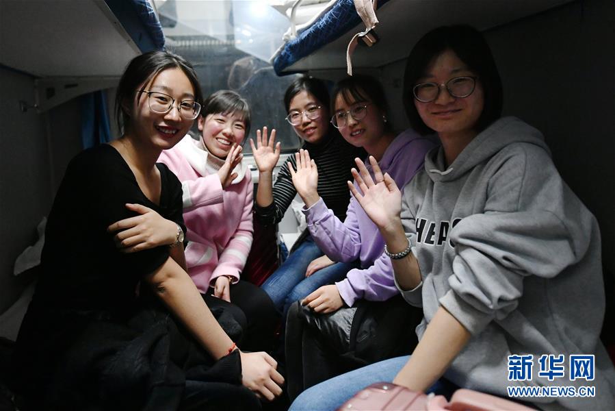 （新華全媒頭條&middot;圖文互動）（2）凝心鑄師魂　立德育新人&mdash;&mdash;以習近平同志為核心的黨中央關(guān)心教師隊伍建設(shè)紀實