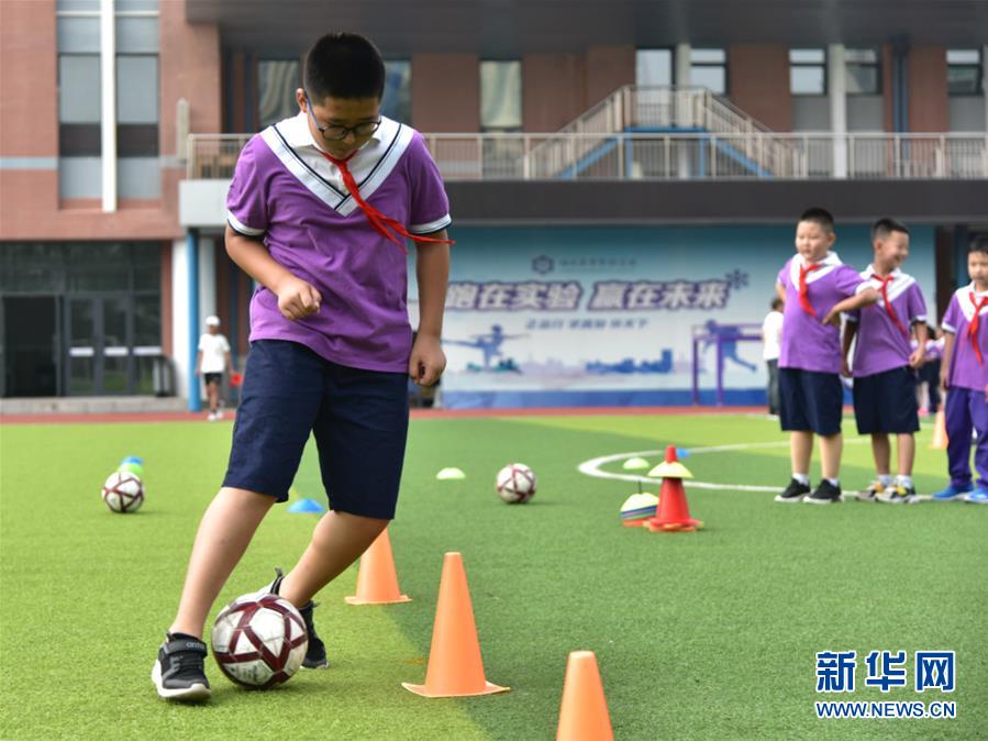 （體育&middot;圖文互動）（2）（在習(xí)近平新時代中國特色社會主義思想指引下&mdash;&mdash;新時代新作為新篇章&middot;總書記關(guān)心的百姓身邊事）奔跑吧，少年！&mdash;&mdash;體育讓孩子們插上強壯的翅膀（配本社同題文字稿）