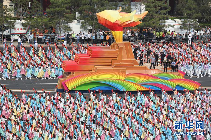 （新華全媒頭條·圖文互動）（1）彩云長在有新天——黨的十九大以來以習(xí)近平同志為核心的黨中央關(guān)心推進宣傳思想工作紀(jì)實