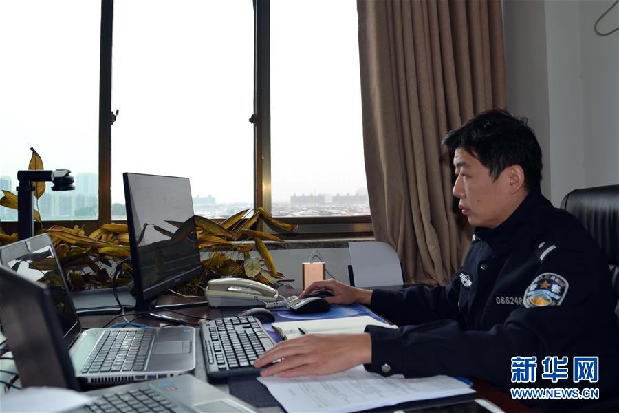（習近平致敬的戰(zhàn)“疫”英雄·公安干警篇·圖文互動）（8）他們，抗疫一線鑄警魂