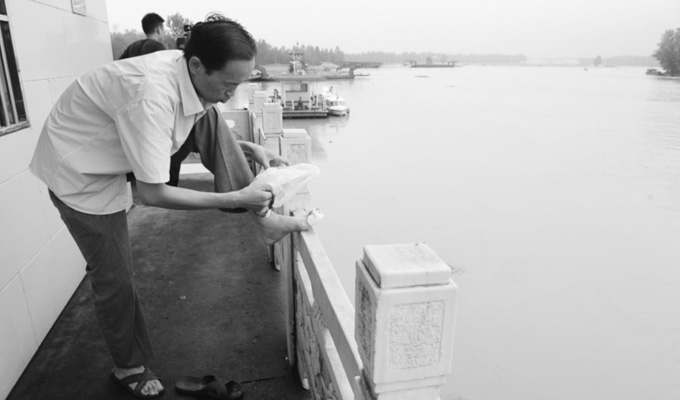 小身板有大力量，拖著腳傷跑新聞