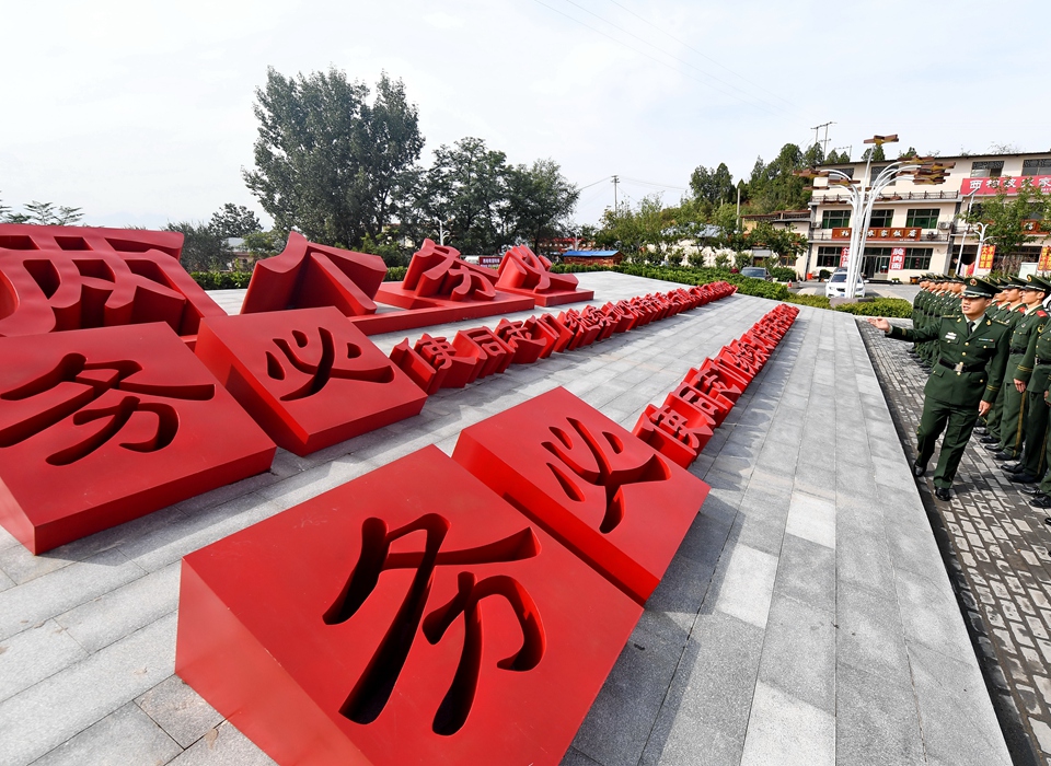 全面從嚴治黨，以更高能力和水平引領(lǐng)新時代