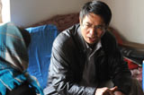 陳家順向村民介紹出國務(wù)工情況