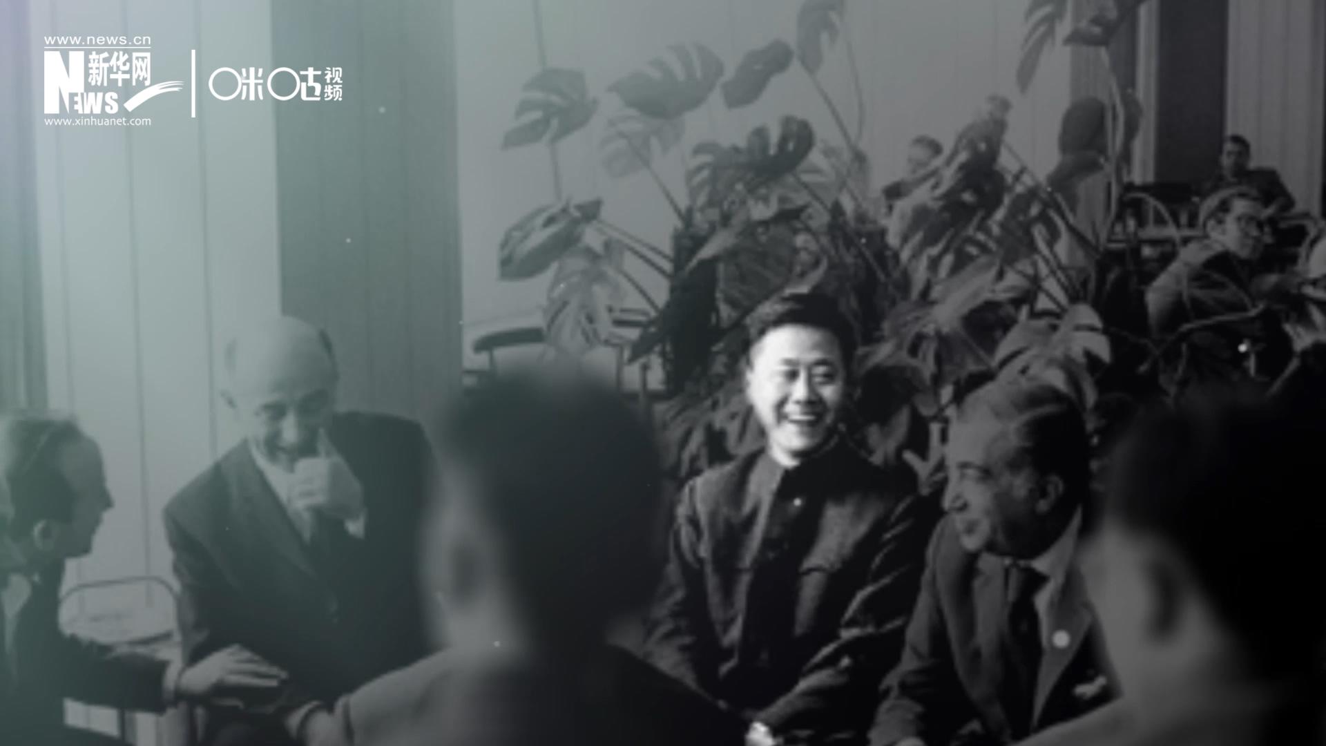 照片里的這個(gè)人是高梁，原新華社國(guó)際部記者。原本作為代表團(tuán)隨行記者的他接到通知，由他帶領(lǐng)一支先遣小組先行去紐約。