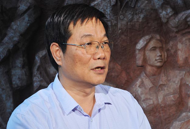 我們把黨的政治優(yōu)勢和現(xiàn)代企業(yè)制度優(yōu)勢結(jié)合起來，建立完善決策、執(zhí)行、監(jiān)督三個體系。