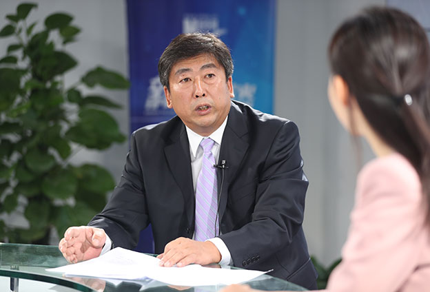 具體落在實(shí)處就是把方向，管大局，保落實(shí)