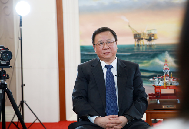 堅持黨的領(lǐng)導(dǎo)、加強黨的建設(shè)，是國有企業(yè)的光榮傳統(tǒng)。