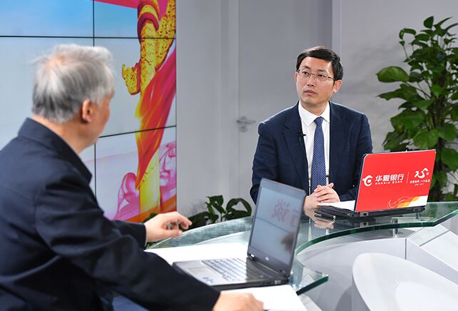 您再給我們梳理一下，黨章中有關(guān)“基本路線”的修改情況。